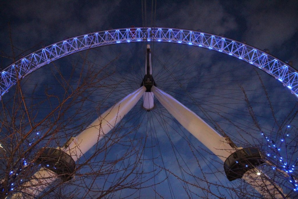 London Städtereise Städtetour Sightseeing Big Ben Houses of Parliament Westminster Abbey St. George Urlaub benbino Reisebericht London Eye bei Nacht