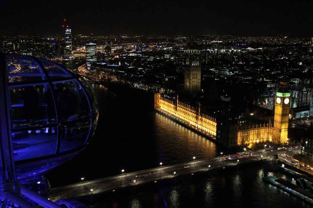 London Städtereise Städtetour Sightseeing Big Ben Houses of Parliament Westminster Abbey St. George Urlaub benbino Reisebericht London Eye bei Nacht