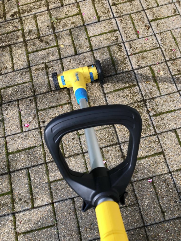 Gloria, Multibrush, Akku, Fugenreiniger, Vertikutierer, Fugen reinigen, Pflasterfugen, Terrassenfugen, Plattenfugen, Garten, Unkrautentfernung, Unkraut entfernen, benbino