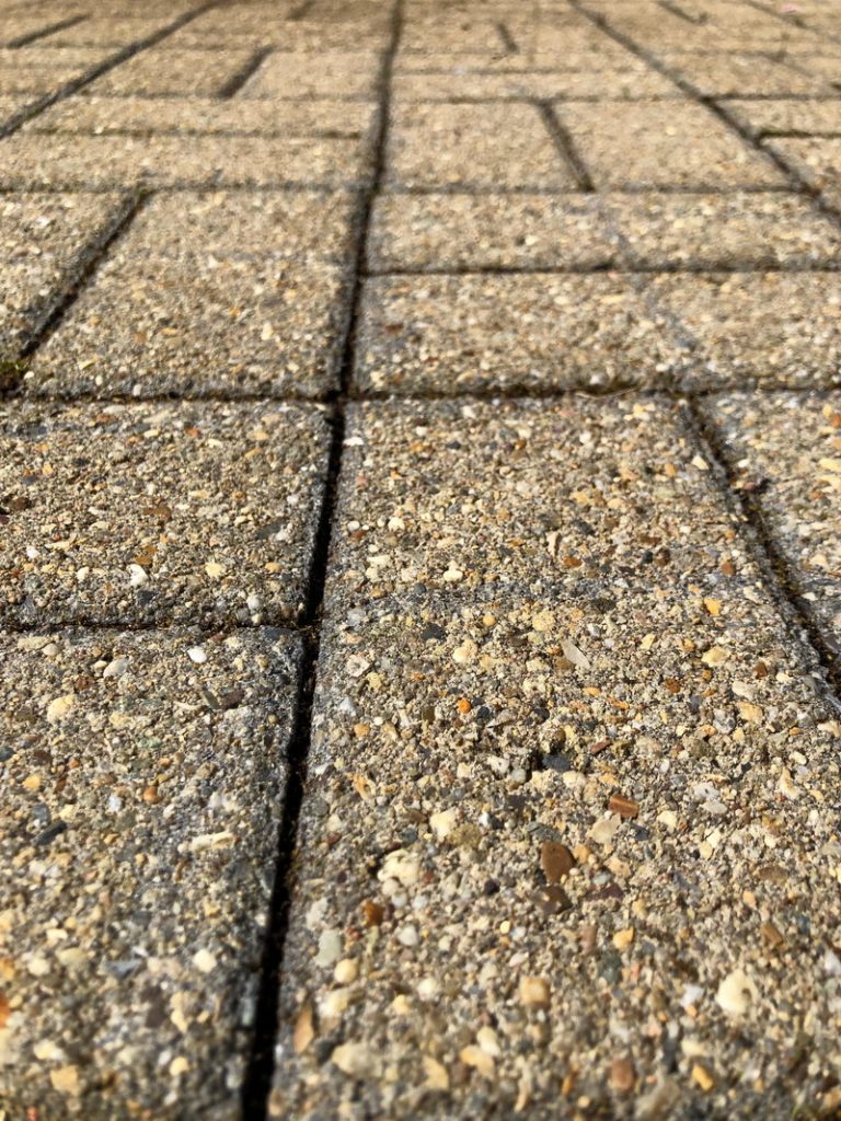 Gloria, Multibrush, Akku, Fugenreiniger, Vertikutierer, Fugen reinigen, Pflasterfugen, Terrassenfugen, Plattenfugen, Garten, Unkrautentfernung, Unkraut entfernen, benbino