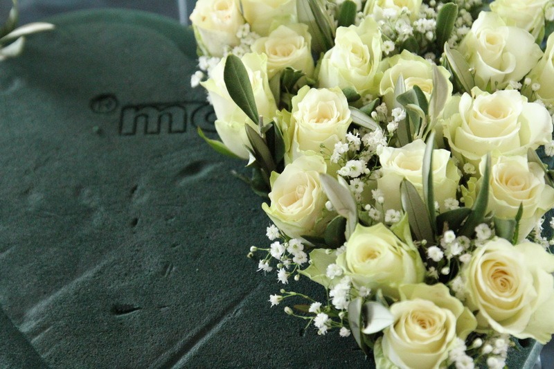 benbino, Grabschmuck, Grabherz, Grabschmuck selbermachen, DIY, Herz aus Rosen, Rosenherz, kostenlose Anleitung