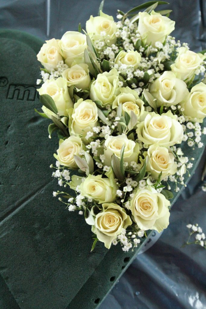 benbino, Grabschmuck, Grabherz, Grabschmuck selbermachen, DIY, Herz aus Rosen, Rosenherz, kostenlose Anleitung