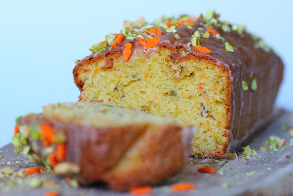 Ostern, Ostermenü, Osterkuchen, Möhrenkuchen, Rüblikuchen, Pistazien, Zuckermöhren, Marzipanmöhren, geröstete Pistazien, backen, Kuchenrezept, Rezept, kostenloses Rezept, benbino
