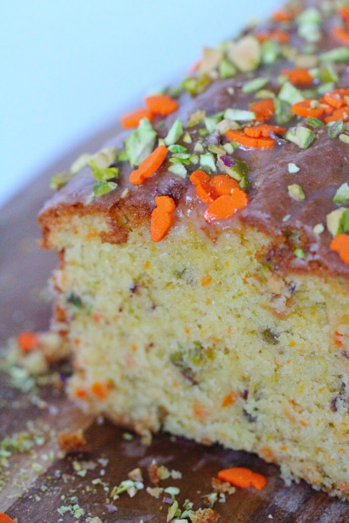 Ostern, Ostermenü, Osterkuchen, Möhrenkuchen, Rüblikuchen, Pistazien, Zuckermöhren, Marzipanmöhren, geröstete Pistazien, backen, Kuchenrezept, Rezept, kostenloses Rezept, benbino
