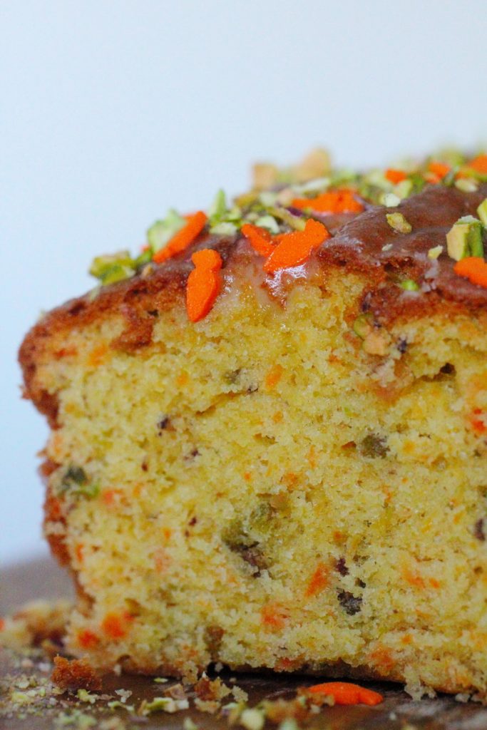 Ostern, Ostermenü, Osterkuchen, Möhrenkuchen, Rüblikuchen, Pistazien, Zuckermöhren, Marzipanmöhren, geröstete Pistazien, backen, Kuchenrezept, Rezept, kostenloses Rezept, benbino