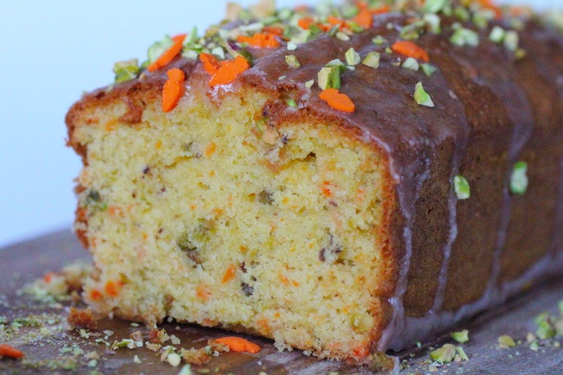 Ostern, Ostermenü, Osterkuchen, Möhrenkuchen, Rüblikuchen, Pistazien, Zuckermöhren, Marzipanmöhren, geröstete Pistazien, backen, Kuchenrezept, Rezept, kostenloses Rezept, benbino