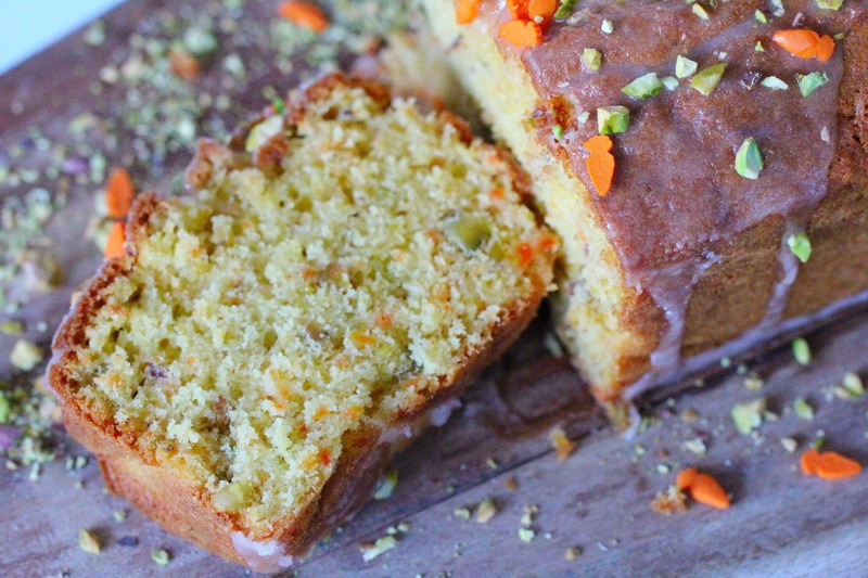 Ostern, Ostermenü, Osterkuchen, Möhrenkuchen, Rüblikuchen, Pistazien, Zuckermöhren, Marzipanmöhren, geröstete Pistazien, backen, Kuchenrezept, Rezept, kostenloses Rezept, benbino