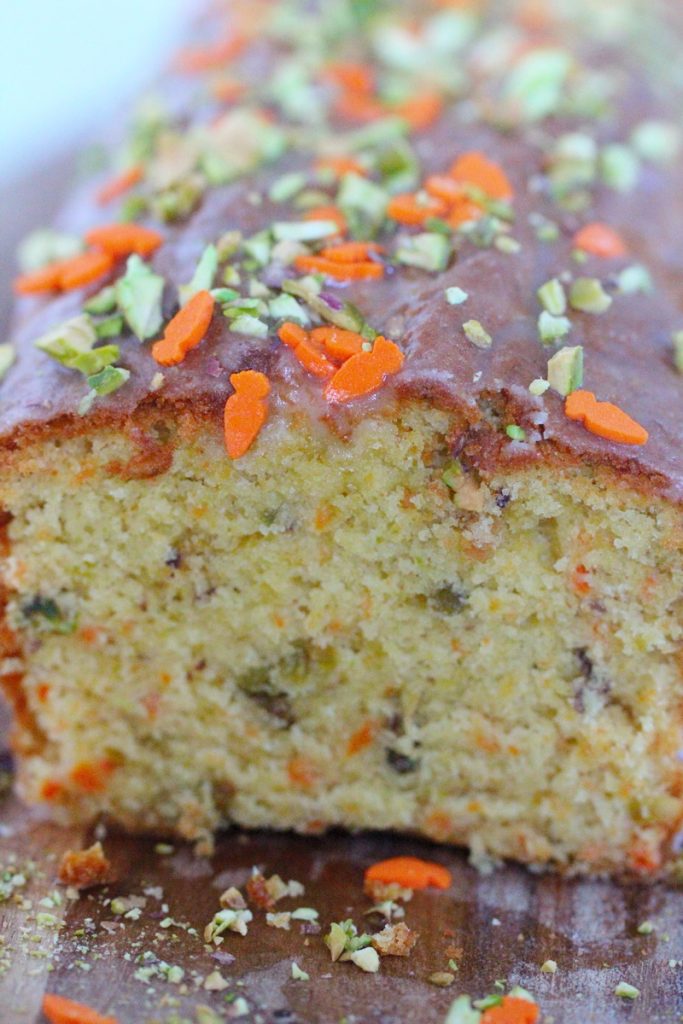 Ostern, Ostermenü, Osterkuchen, Möhrenkuchen, Rüblikuchen, Pistazien, Zuckermöhren, Marzipanmöhren, geröstete Pistazien, backen, Kuchenrezept, Rezept, kostenloses Rezept, benbino