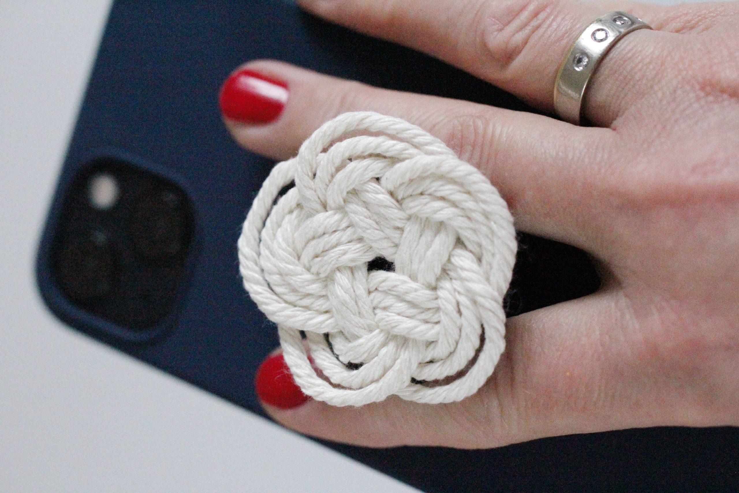 MAKRAMEE POPSOCKET IM FLAT KNOT DESIGN KOSTENLOSE ANLEITUNG BENBINO