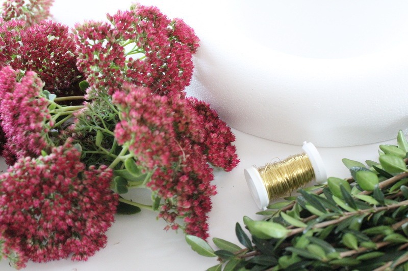 DIY, kostenlose Anleitung, kostenlos, fette Henne, Herbst, Herbstkranz, Türkranz, Kerzenkranz, Kranz, Kerze, basteln, Anleitung, Materialliste, benbino