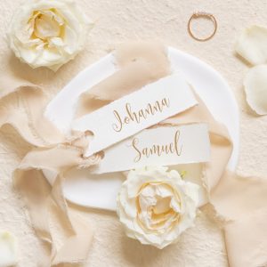 BENBINO Tischkarten Hochzeit Seidenband Name Vorname Gäste Gast beige ausdrucken