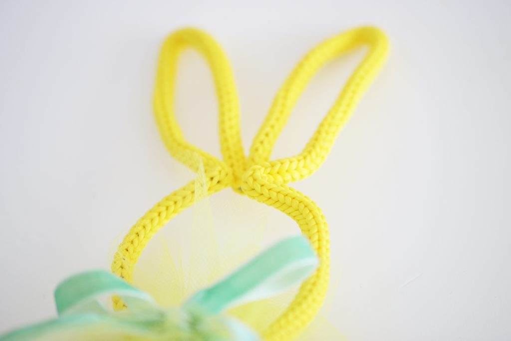 benbino, diy, osterhase, ostern, Geschenk, Geschenkverpackung, Verpackung, Kordel, Trikotin, Tricotin, Makramee, Strickschlauch, Strickliesel, Draht, Basteldraht, Chiffon, Tüll, Organza