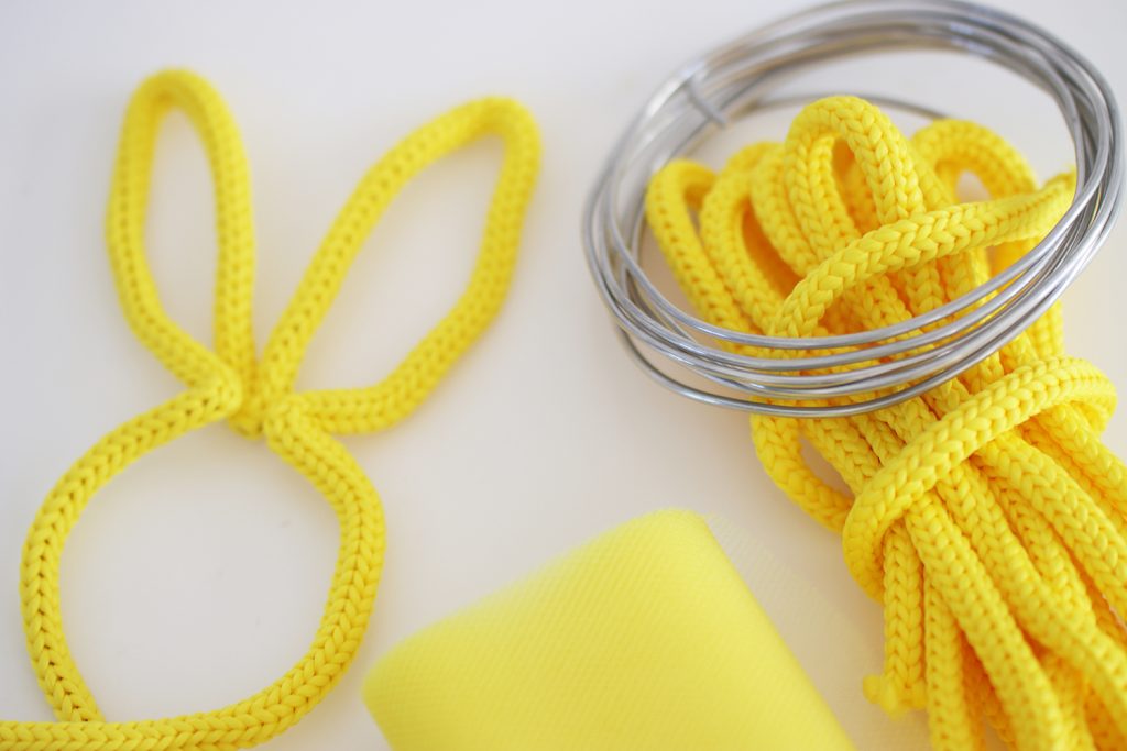 benbino, diy, osterhase, ostern, Geschenk, Geschenkverpackung, Verpackung, Kordel, Trikotin, Tricotin, Makramee, Strickschlauch, Strickliesel, Draht, Basteldraht, Chiffon, Tüll, Organza