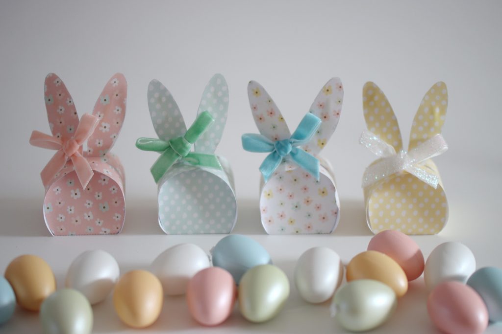 DIY, kostenlose Anleitung, Ostern, Ostergeschenk, Osterverpackung, Geschenkverpackung, ausdrucken, ausschneiden, download, freebie, Osterhase, Hase, Hasenverpackung, Süßigkeit, benbino