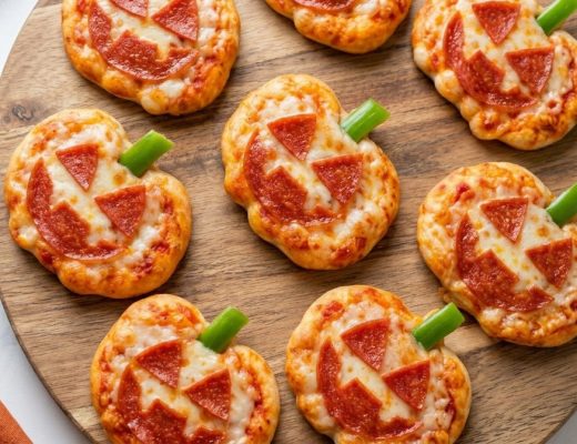 BENBINO Halloween Mini-Pizzas in Kürbisform auf einem Holzbrett serviert